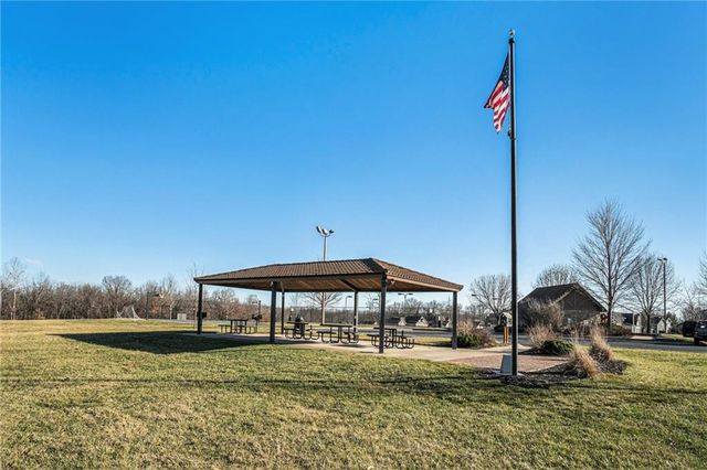 611 N Winnebago Drive, Lake Winnebago, MO 64034
