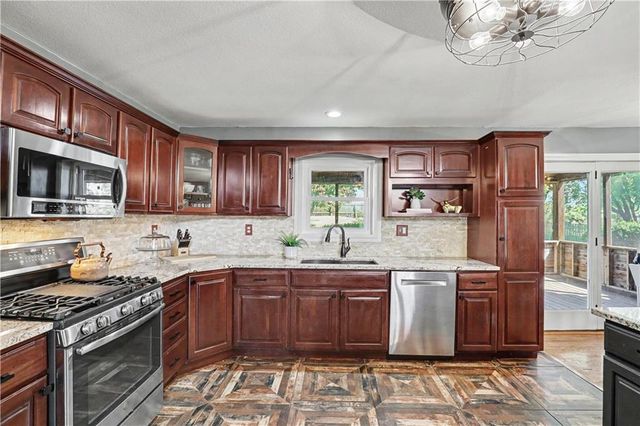 611 N Winnebago Drive, Lake Winnebago, MO 64034
