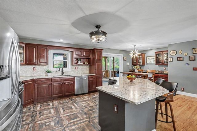 611 N Winnebago Drive, Lake Winnebago, MO 64034