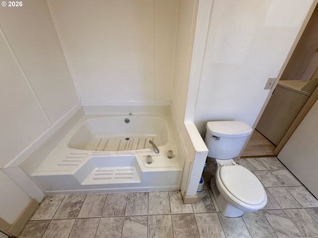 555 N DANEBO Ave 72, Eugene, OR 97402