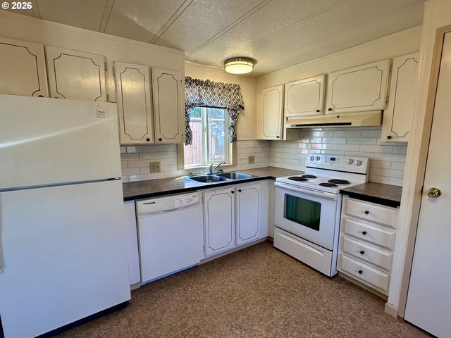 555 N DANEBO Ave 72, Eugene, OR 97402