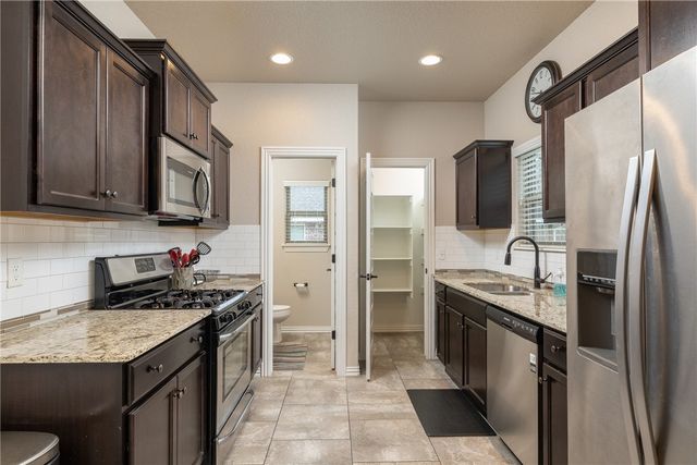 1446 Highbush Avenue, Fayetteville, AR 72701