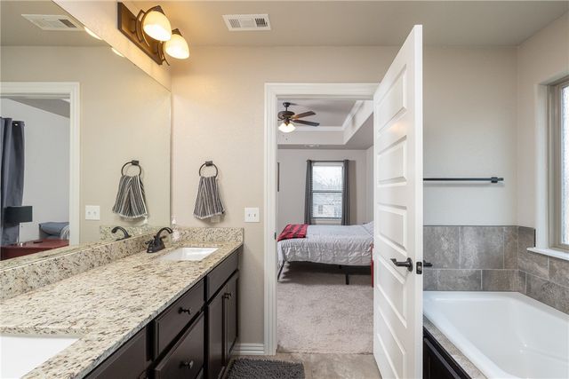 1446 Highbush Avenue, Fayetteville, AR 72701