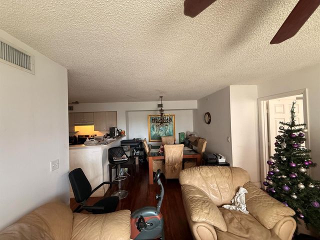 520 SW 111th Avenue 202, Pembroke Pines, FL 33025