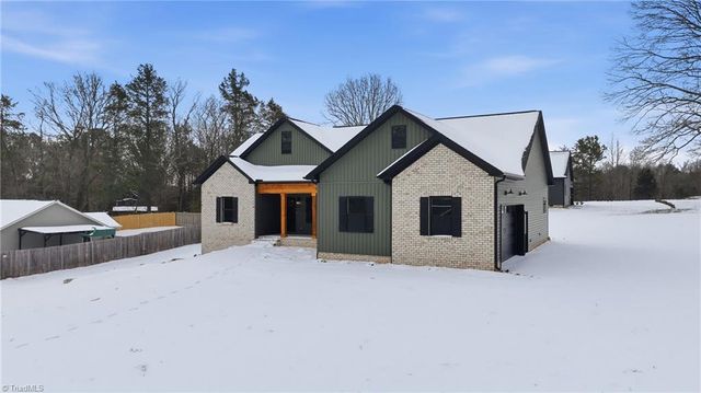 4381 Continental Drive, Pfafftown, NC 27040