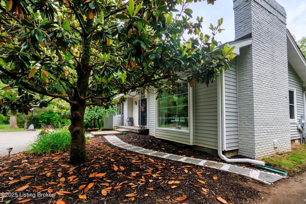 11805 Cedardale Rd, Anchorage, KY 40223