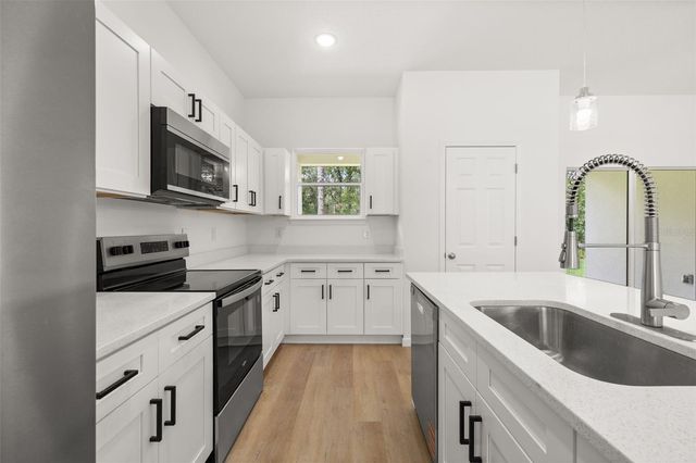 8100 N HILLVIEW CIRCLE, Dunnellon, FL 34434