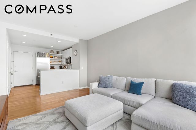 635 W 42nd St Apt 4B, New York City, NY 10036