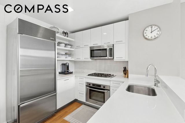 635 W 42nd St Apt 4B, New York City, NY 10036