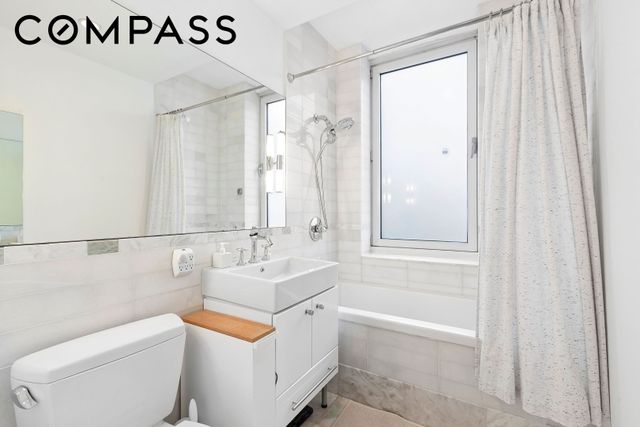 635 W 42nd St Apt 4B, New York City, NY 10036