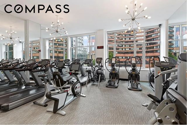 635 W 42nd St Apt 4B, New York City, NY 10036