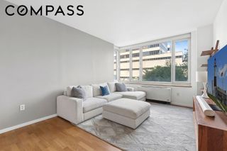 635 W 42nd St Apt 4B, New York City, NY 10036