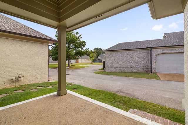 2106 CARISBROOKE DR, Collierville, TN 38017