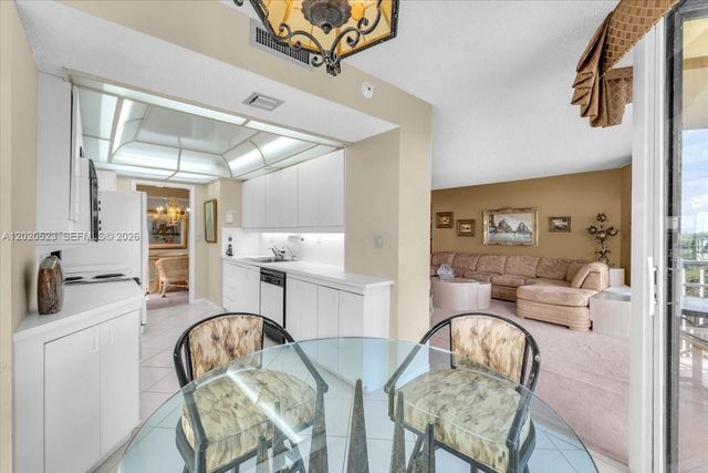 1000 Quayside Ter 701, Miami, FL 33138