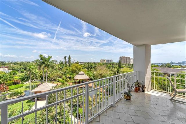 1000 Quayside Ter 701, Miami, FL 33138