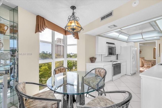 1000 Quayside Ter 701, Miami, FL 33138