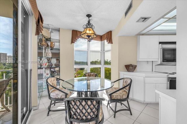 1000 Quayside Ter 701, Miami, FL 33138