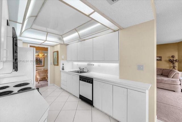 1000 Quayside Ter 701, Miami, FL 33138