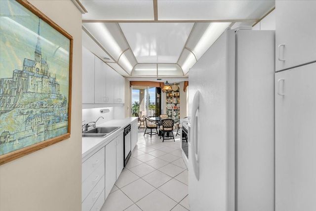1000 Quayside Ter 701, Miami, FL 33138