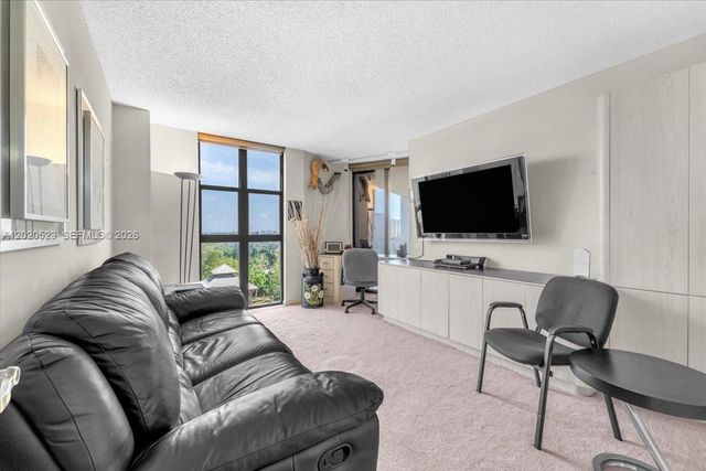 1000 Quayside Ter 701, Miami, FL 33138