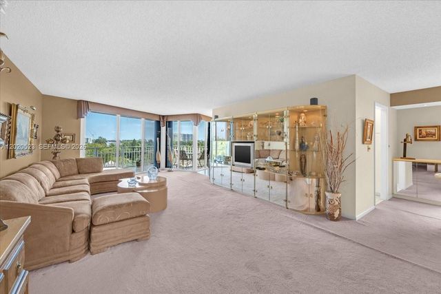 1000 Quayside Ter 701, Miami, FL 33138