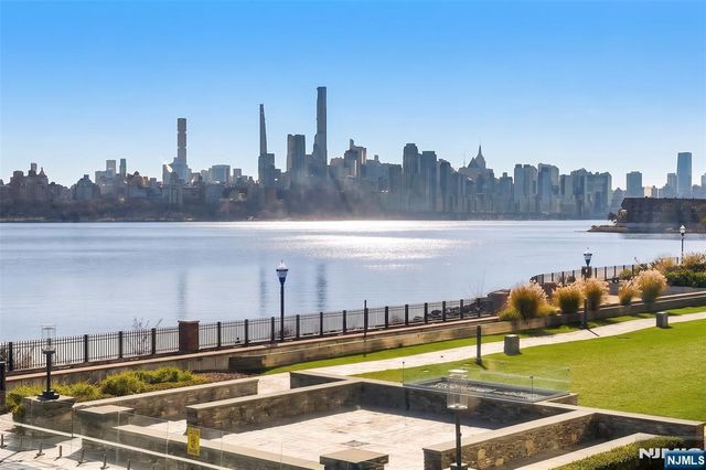 9 Somerset Lane 209, Edgewater, NJ 07020