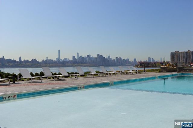 9 Somerset Lane 209, Edgewater, NJ 07020