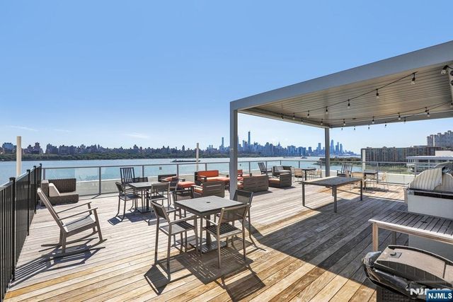 9 Somerset Lane 209, Edgewater, NJ 07020