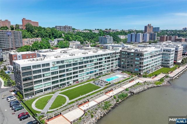 9 Somerset Lane 209, Edgewater, NJ 07020