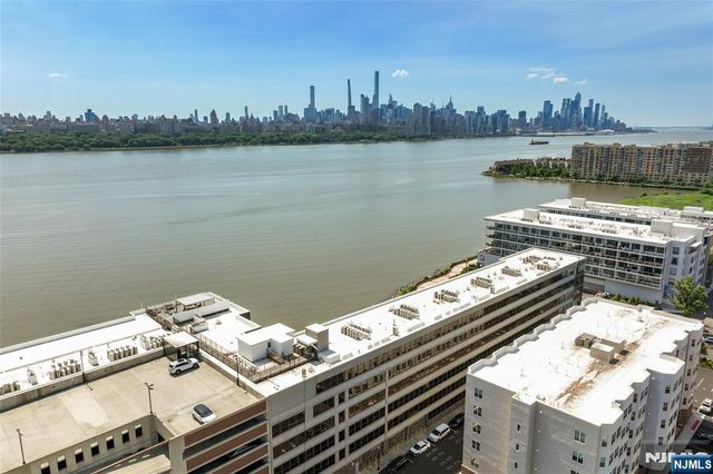 9 Somerset Lane 209, Edgewater, NJ 07020