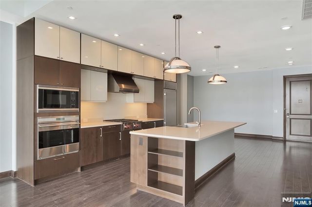 9 Somerset Lane 209, Edgewater, NJ 07020