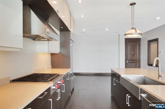 9 Somerset Lane 209, Edgewater, NJ 07020