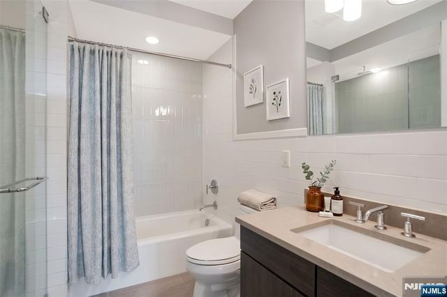 9 Somerset Lane 209, Edgewater, NJ 07020