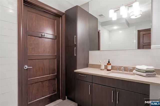 9 Somerset Lane 209, Edgewater, NJ 07020