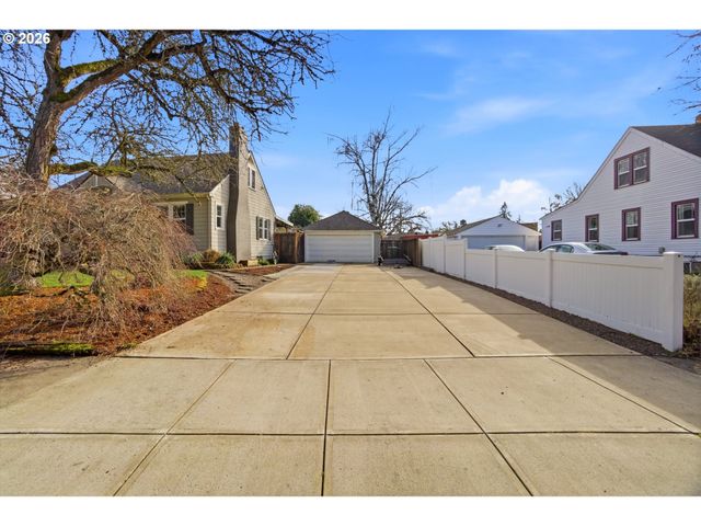 1160 COLUMBIA St Ne, Salem, OR 97301