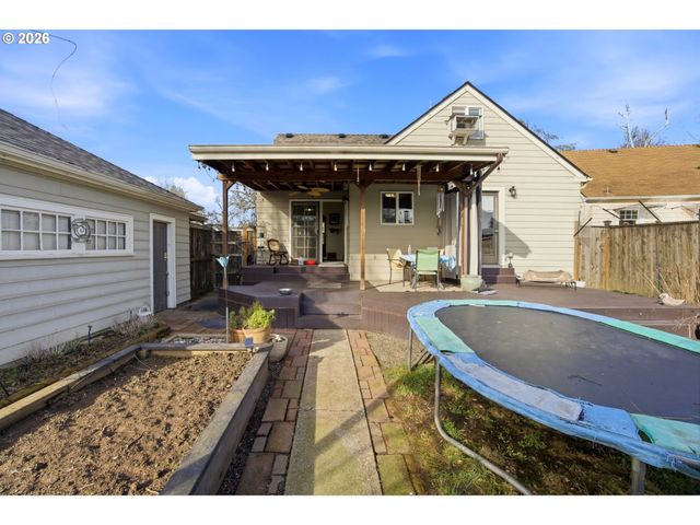 1160 COLUMBIA St Ne, Salem, OR 97301