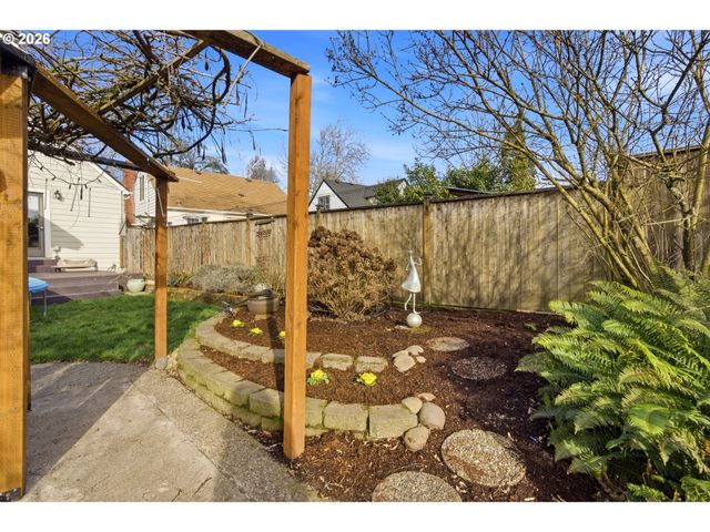 1160 COLUMBIA St Ne, Salem, OR 97301