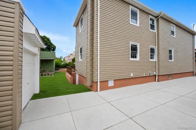 13740 234th Street, Rosedale, NY 11422