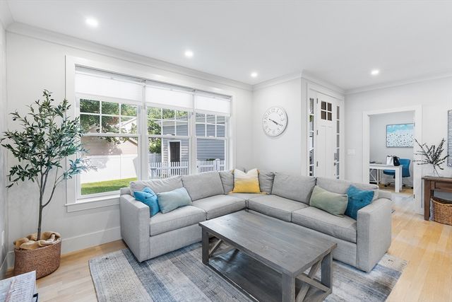 638 Webster St 638, Needham, MA 02492