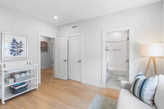 638 Webster St 638, Needham, MA 02492