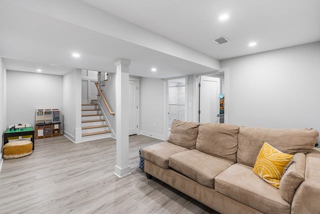 638 Webster St 638, Needham, MA 02492