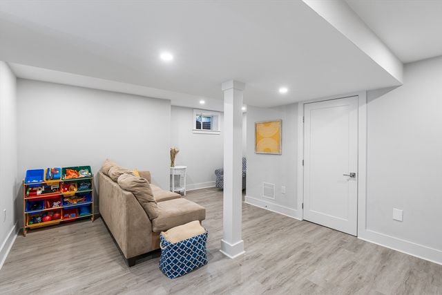 638 Webster St 638, Needham, MA 02492