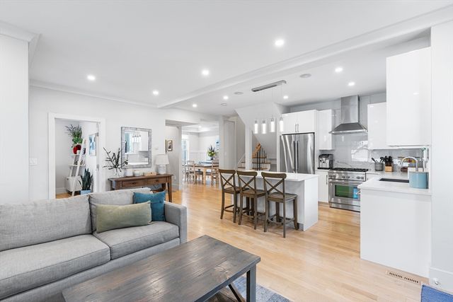 638 Webster St 638, Needham, MA 02492