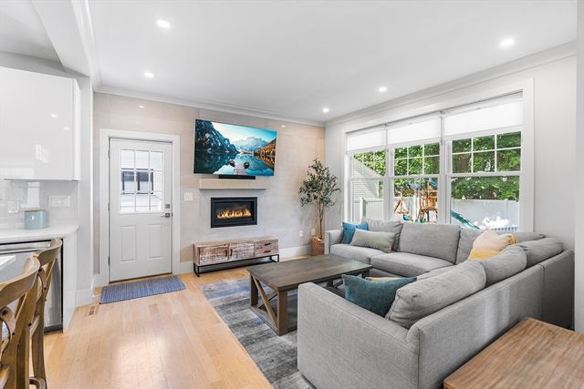 638 Webster St 638, Needham, MA 02492