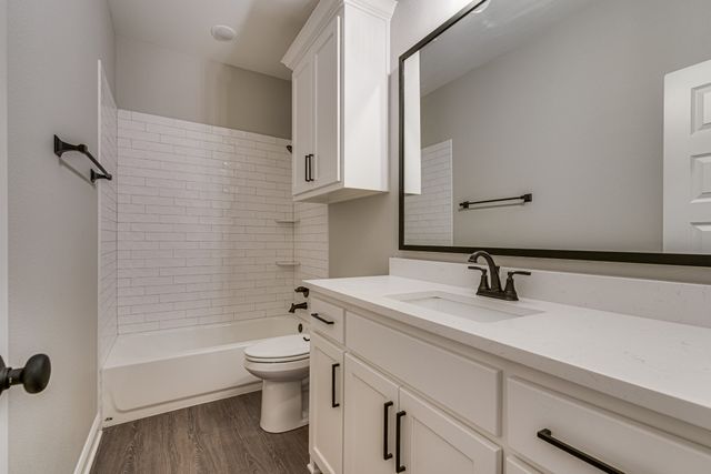 8247 Heritage Glen Drive, Red Oak, TX 75154