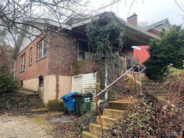 7392 Arlington Drive, St Louis, MO 63117