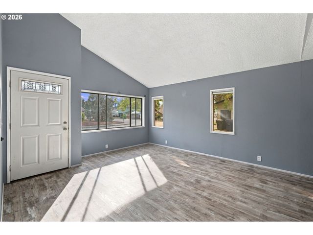 1224 SEQUOIA Ave, Springfield, OR 97477