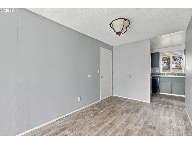 1224 SEQUOIA Ave, Springfield, OR 97477