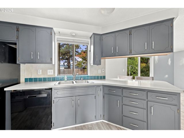 1224 SEQUOIA Ave, Springfield, OR 97477