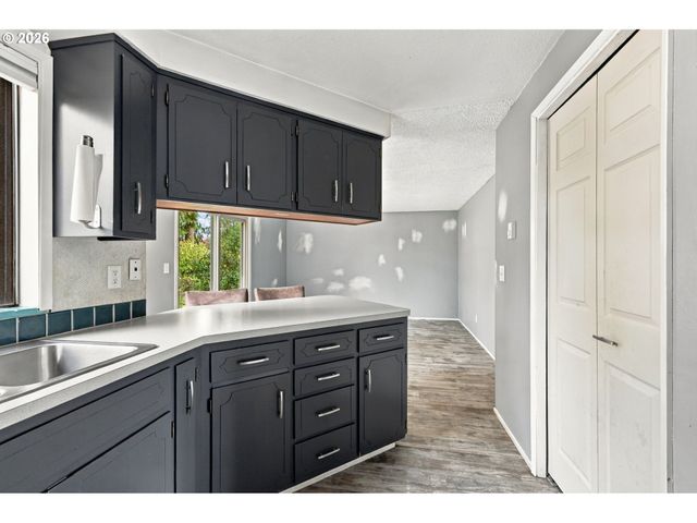 1224 SEQUOIA Ave, Springfield, OR 97477
